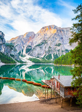 Sonnenaufgang am Pragser Wildsee See in Italien Dolomiten, Steg mit Boot, Berg, Alpen, Tirol, S&uuml;dtirol, Landschaft / Lago di Braies lake in Italy Dolomites Jetty with boats, Mountains, Alps, tyrol 