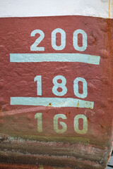 Tiefgang-Marke (Ahming) am Bug eines Schiffsrumpf