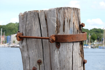 Holzpoller mit Stahlmanschette
