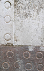 Pared vieja de piedra con símbolos circulares