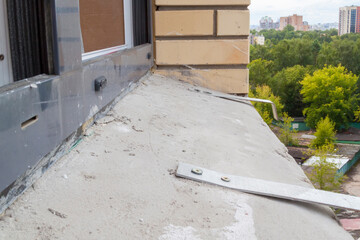 Obraz premium empty window opening and a low tide removed from the wall to prepare for insulation