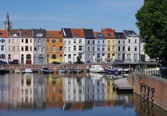 Fototapeta na wymiar Reflets de maisons colorées à Gand, Belgique