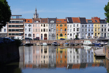 Reflets de maisons colorées à Gand, Belgique