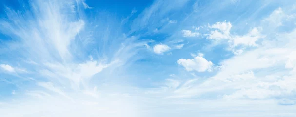 Fensteraufkleber Internationaler Tag der sauberen Luft für das Konzept des blauen Himmels: Abstrakte weiße geschwollene Wolken und blauer Himmel im sonnigen Tagestexturhintergrund © Choat