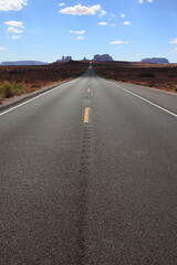 Fototapeta premium View of long road leading towards Monument Valley seen from Forrest Gump Point in Utah, USA