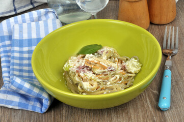 Assiette de spaghetti au pesto et parmesan en gros plan