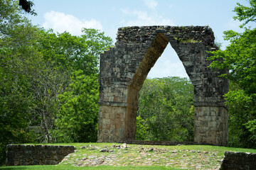 Fototapeta na wymiar Arco Maya, Arco al final del sacbé, Mérida Yucatán, Tren Maya