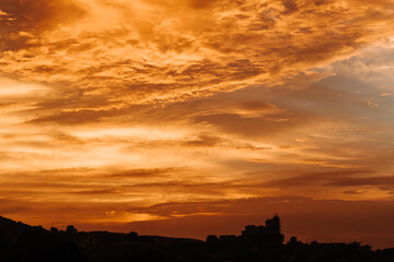 Obraz premium Beautiful clouds above the hill during the sunset