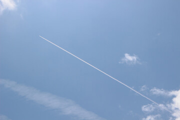 夏空と飛行機雲