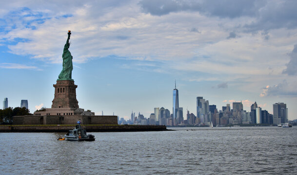 A picture of Lady Liberty with New York city in the background.