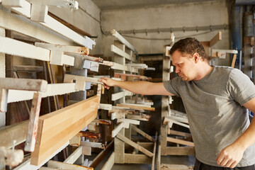 Junger Tischler kontrolliert Holz Verleimung