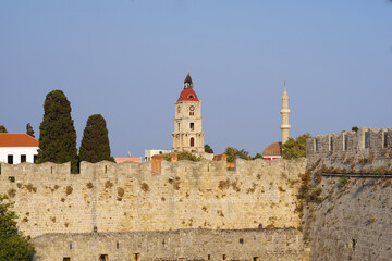 Clocher au-dessus de la vieille ville de Rhodes