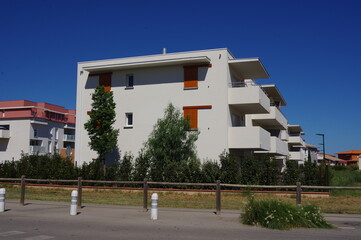 Logement moderne bâtiment blanc immeuble de lotissement de petite ville de France calme et propre...