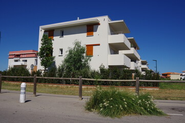 Logement moderne bâtiment blanc immeuble de lotissement de petite ville de France calme et propre...
