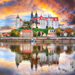 Obraz premium Awesome view on Albrechtsburg castle and cathedral on the River Elbe with dramatic sunset