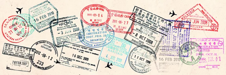Foto op Plexiglas Retro Paspoort visa stempels op sepia getextureerde, vintage reizen collage achtergrond