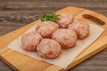 Raw turkey meatball for cooking