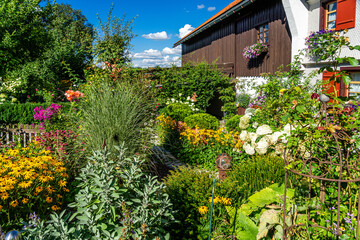 Bauerngarten in Siebers (Allgäu), paradiesischer, üppig blühender Bauerngarten mit STauden und...