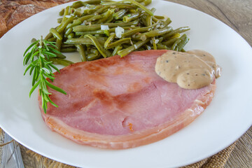 tranche de jambon grillé, sauce au poivre et haricots verts