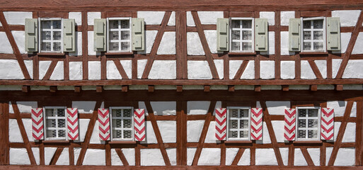 Modellbau Fachwerkhaus - Detail einer braun weißen Fassade mit Fenstern mit Fensterläden