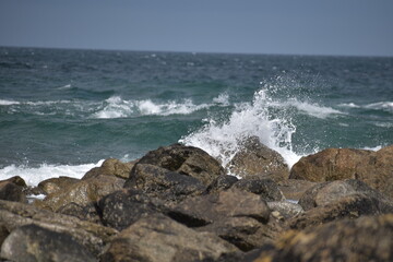 Küste mit Steinen und Wasser in der Bretagne
