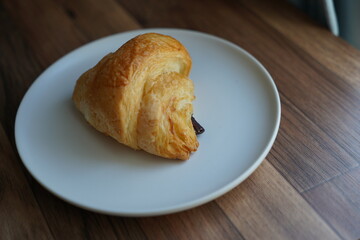 白いお皿の上に載っているチョコクロワッサン