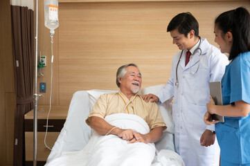 Obraz premium Doctor talking to elderly senior male patient