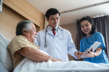 Obraz premium Senior patient visiting professional doctor at the hospital, medical healthcare concept