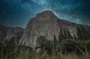 Panoramic shot of the Yosemite National Park on a stary night background - obrazy, fototapety, plakaty
