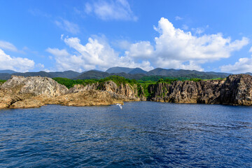 Fototapeta premium 絶景の尖閣湾を行く