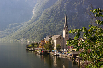 Fototapeta na wymiar morning in Hallstatt on Lake Halstattersee in Austria