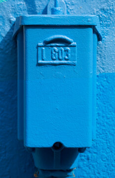 Blauer Verteilerkasten an einer blauen Hauswand,  Stromverteiler, Deutschland, Europa