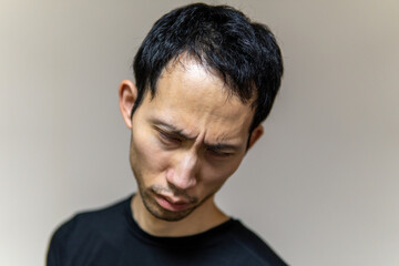 Fototapeta premium 無言の怒りを表現する日本人男性が白目に