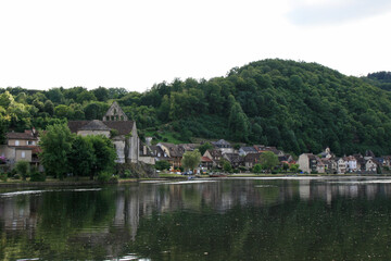 Fototapeta na wymiar river dordogne in beaulieu-sur-dordogne (france)