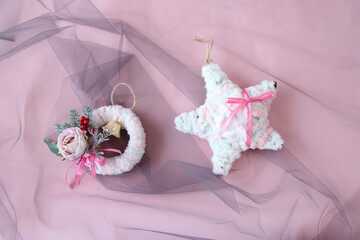 毛糸のクリスマスリース---星形リースと丸いリース（ピンクバラ）