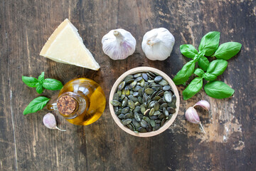 Produkty na pesto: oliwa, pestki dyni, bazylia, parmezan i czosnek - obrazy, fototapety, plakaty