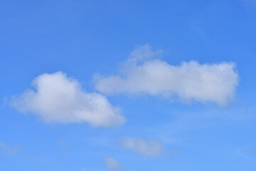 真っ青な空に浮かぶ真っ白な雲