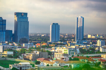 Obraz premium Wysoko kątowe tło widoku miasta z tajemniczym światłem wieczoru, rozmazane nocne światła, ukazujące rozmieszczenie mieszkań, gęsto zabudowane w stołecznej społeczności