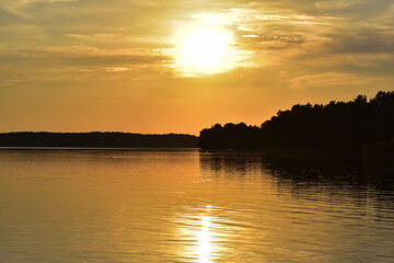 kolorowe zachody słońca nad wodą.