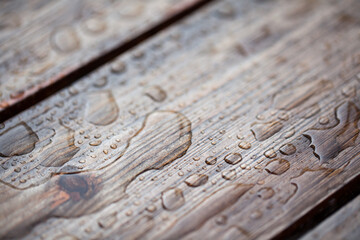 Drewniane deski tarasowe pokryte wodą z deszczu.