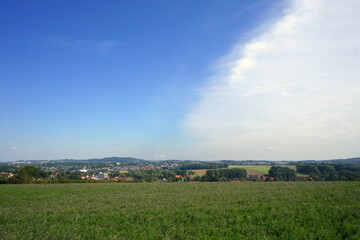 Fototapeta na wymiar Blick über das Lipperland nahe Detmold mit Felder, Wälder und Häusern im Sommer