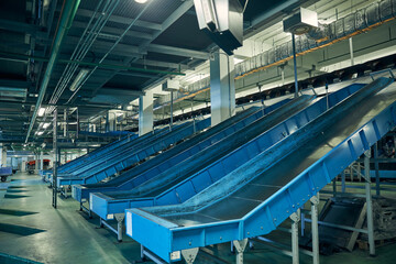 Diagonal belt conveyors for luggage moving purposes