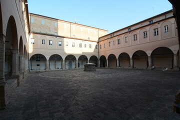 Fototapeta na wymiar Loreto cortile del monastero