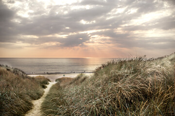 Sonnenuntergang an der Nordsee auf einer D&uuml;ne, Abendstimmung im Sommer