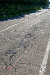 Fototapeta premium Landstraße mit Löcher und Risse
