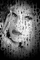 Kunstvolles Frauen Gesicht mit Buchstaben schwarz weiß Nahaufnahme