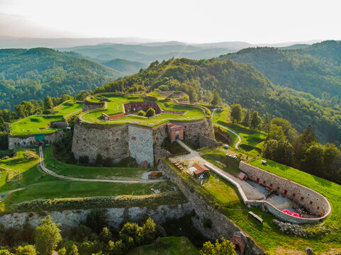 Fort twierdza g&oacute;ry drzewa las zabytek
