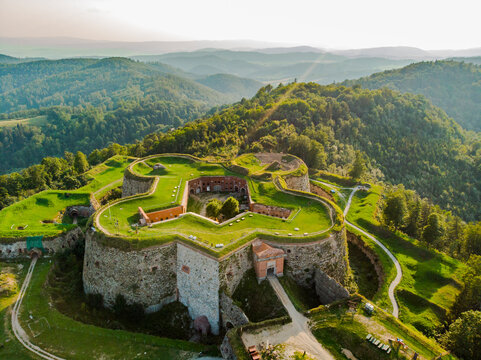 Fort twierdza g&oacute;ry drzewa las zabytek