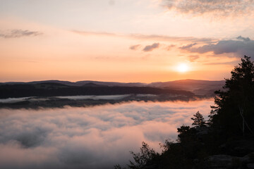 Sächsische Schweiz im Nebelmeer beim Sonnenaufgang, Blick vom Lillienstein , warme Farben, modern, nähe Dresden Nationalpark