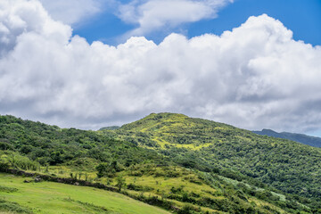 Naklejka premium Beautiful grassland, prairie in Taoyuan Valley, Caoling Mountain Trail passes over the peak of Mt. Wankengtou in Taiwan.